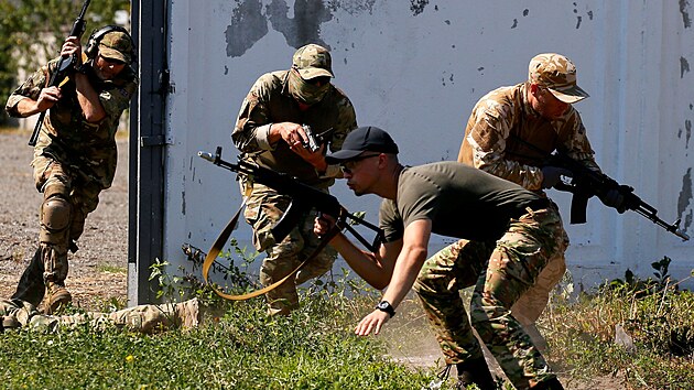 Ukrajinská armáda trénuje, aby byla připravená bránit a odrážet nepřátelské útoky v případě rozsáhlé invaze. (9. srpen 2021)