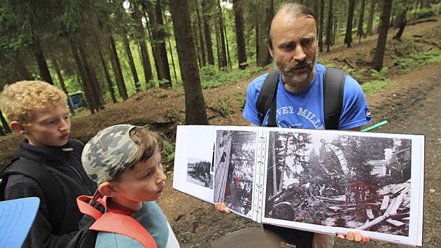 Znalec mstn historie vzal dti do mst, kudy prochzela star eleznice z Nmeckho Brodu do tehdejho ru na Morav. Ukazuje snmek vykolejenho vlaku v poslednch tdnech 2. svtov vlky.