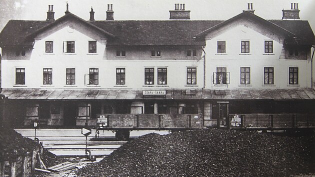 Na archivním snímku je rozšířená výpravní budova žďárského nádraží kolem roku 1914. Po rekonstrukci je z ní budova firmy Intop s prodejnou Enpeky.