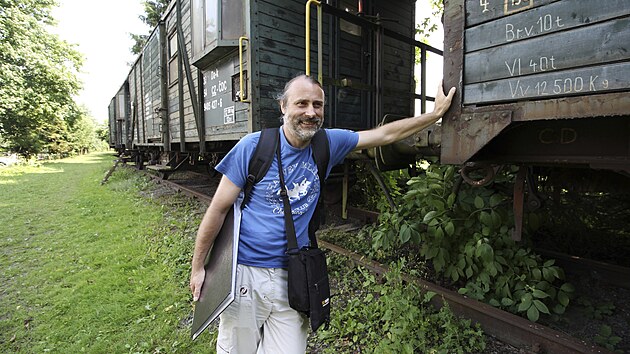 Mezi rem a Hamry nad Szavou pipomnaj pvodn eleznici zprovoznnou v roce 1898 napklad koleje a sluebn vagny umstn u hamerskho penzionu Na Rani. Na snmku je historik Miloslav Lopaur, jen po stopch nkdej trati obas provz organizovan skupiny.