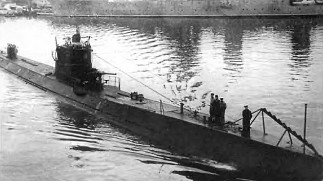 Na pdi ponorky jsou dobe vidt proezvae protiponorkovch st.