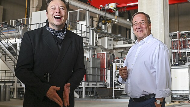 Armin Laschet a Elon Musk na obhldce stavby tovrny Tesla Gigafactory v Gruenheide u Berlna