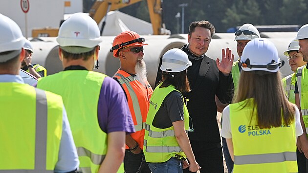Elon Musk na obhldce stavby tovrny automobilky Tesla u Berlna