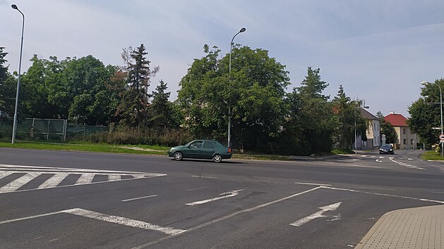 Sloitou dopravn situaci na peten kiovatce ulic Vclava Majera a 5. kvtna v Lounech m pomoci vyeit provizorn kruhov objezd.