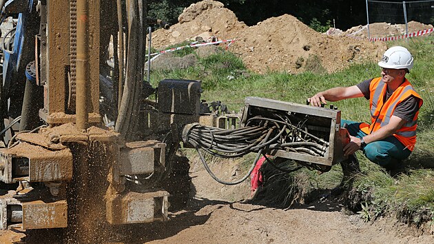Vzkumnci enou do podzem sms na bzi cementu. Spoj se s rozpukanou horninou a vytvo pehradu. (srpen 2021)
