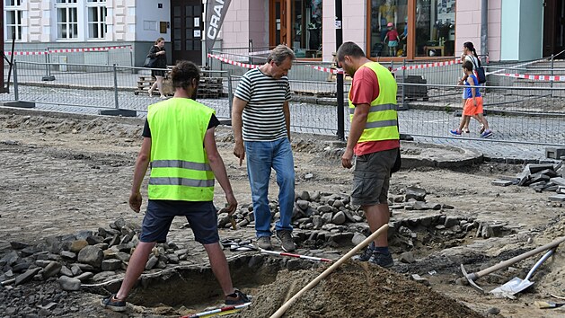 Archeologov pracuj na historickm nmst ve Valaskm Mezi, kter ek velk rekonstrukce (2021).
