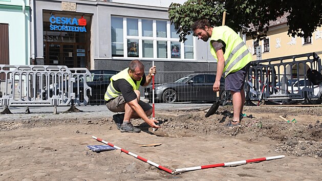 Archeologov pracuj na historickm nmst ve Valaskm Mezi, kter ek velk rekonstrukce (2021).