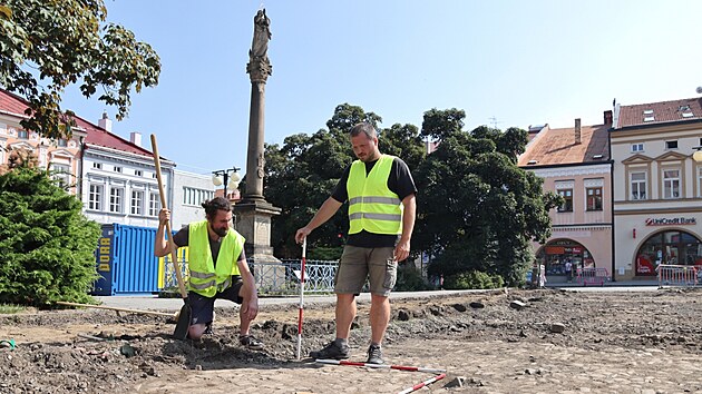 Archeologov pracuj na historickm nmst ve Valaskm Mezi, kter ek velk rekonstrukce (2021)