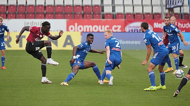 Fortune Akpan Bassey (velvo) stl pi glov akci. Zastavit se ho sna obrnci Olomouce Florent Poulolo (22) a Vclav Jemelka (2).