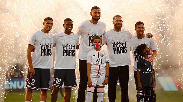 S velkou pompou pivtalo a pedstavilo PSG sv nov hvzdn posily ped zatkem utkn proti trasburku.