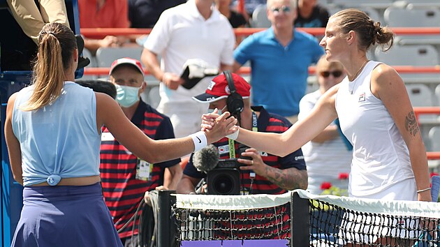 Karolna Plkov si podv ruku se svou soupekou v semifinle tenisovho turnaje v Montrealu - Bloruskou Arynou Sabalenkovou.