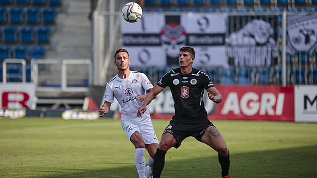 Daniel Holzer (vlevo) ze Slovcka sleduje m spolu s hradeckm Janem Mejdrem.