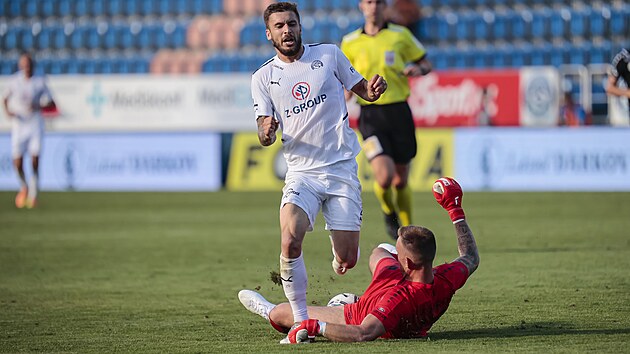 Slovckmu Marku Havlkovi vypchl m hradeck brank Vilm Fendrich.