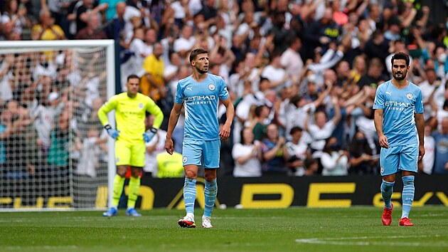 Sklesl fotbalist Manchesteru City po inkasovan brance od Tottenhamu. Zleva Rben Dias a Ilkay Gndogan, vzadu pak brank Ederson