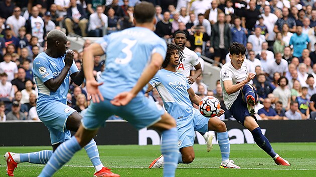 Korejec Son Hung-min otevr touhle ranou skre zpasu mezi Tottenhamem a Manchesterem City.