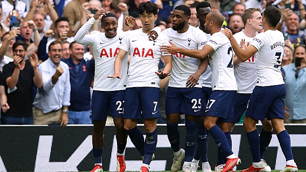 Fotbalist Tottenhamu se raduj z vedouc branky proti obhjcm titulu z Manchesteru City.