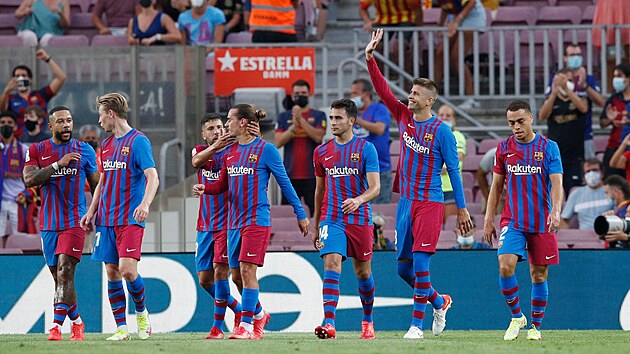 Fotbalist Barcelony se raduj z prvnho glu proti Realu Sociedad.