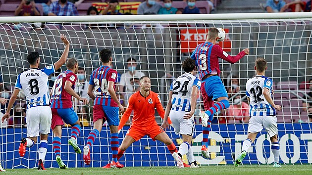 Barcelonsk Gerard Piqu (3) otevr hlavikou skre zpasu proti Realu...