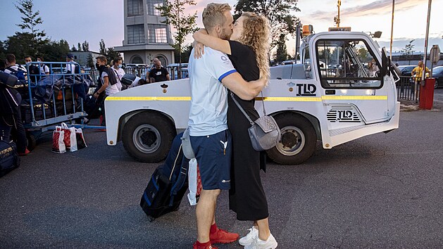 Oštěpařští hrdinové z olympijských her přiletěli do Prahy. Jakubem Vadlejch po příletu na letiště Kbely v objetí s manželkou Lucií. (9. srpna 2021)