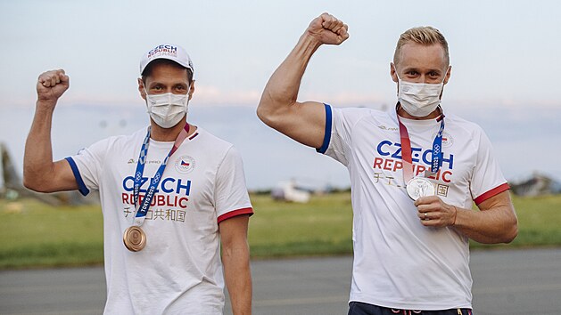 Oštěpařští hrdinové z olympijských her přiletěli do Prahy. Jakub Vadlejch (vpravo) do vlasti přivezl stříbro, Vítězslav Veselý bronz.(9. srpna 2021)