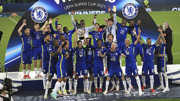 Fotbalist� Chelsea se raduj� s trofej� pro v�t�ze Superpoh�ru UEFA.