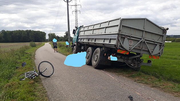 Žena spadla pod kola nákladního vozidla značky Tatra u obce Modlešovice na Strakonicku.