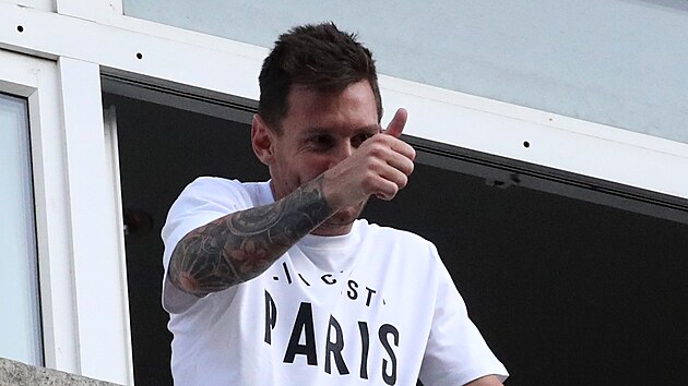 Lionel Messi s rodinou zdrav fanouky v Pai po pestupu do St. Germain.