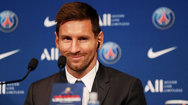 Lionel Messi na prvn tiskov konferenci v Pai, kam pestoupil po konci v Barcelon.