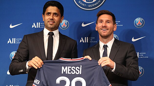 NOV SLO 30. Lionel Messi (vpravo) a prezident Paris St. Germain Nsir Al...