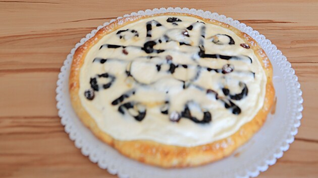 Helena Konop�kov� z Krchleb na Doma�licku p�ed v�kendov�mi Chodsk�mi slavnostmi pe�e kol��e, co j� s�ly sta��. Je to tak u� 31 let.(10. srpna 2021)