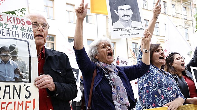 Ve vdskm Stockholmu soud Hamda Nrho, kter se po islmsk revoluci v rnu podlel na masakrech kritik reimu vetn Lidovch mudahedn. Ped soudn s pili demonstrovat jejich pznivci. (10. srpna 2021)