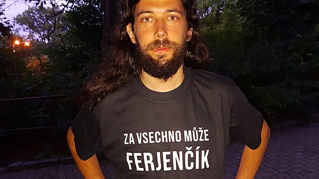 Poslanec za Piráty Mikuláš Ferjenčík jde ve šlépějích bývalého předsedy TOP 09 Miroslava Kalouska. Změnil si profilovou fotku na Facebooku, kde má triko s heslem „Za všechno může Ferjenčík“.