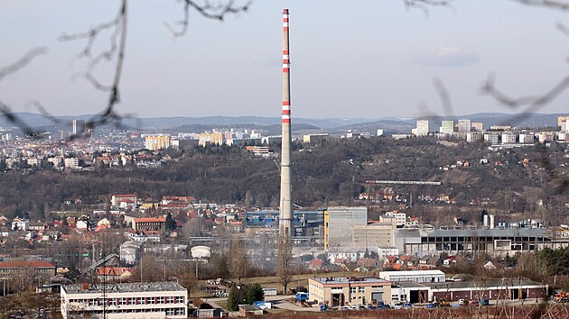Maloměřická teplárna v Brně je známá díky mírně zahnutému komínu. Teď se v tamní kotelně plánují velké změny za 1,5 miliardy korun, nový kotel místo plynu bude spalovat štěpku.