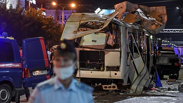 Policie v ruském Voroněži vyšetřuje zbytky autobusu, který zničila exploze. (13. 8. 2021)