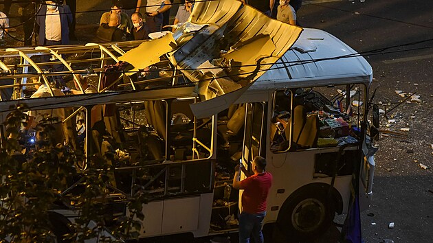 Policie v ruském Voroněži vyšetřuje zbytky autobusu, který zničila exploze. (13. 8. 2021)