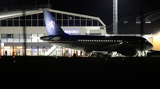 Na praskm letiti v Kbelch pistl druh evakuan letoun z Kbulu. (17. srpna 2021)