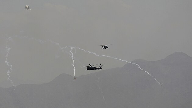 Americké vojenské helikoptéry Black Hawk létají nad Kábulem. Bojovníci Talibanu vstoupili do hlavního města Afghánistánu. Spojené státy nyní napřely veškeré síly na evakuaci diplomatů a dalších pracovníků ze svého velvyslanectví v Kábulu. (15. srpna 2021)