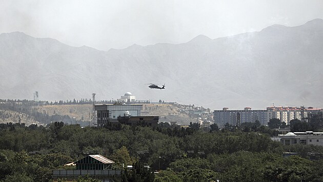 Amerit diplomat a dal pracovnci se pomoc vrtulnk pesouvaj ze svho velvyslanectv v Kbulu na letit. (15. srpna 2021)