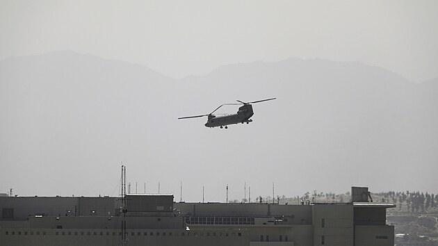 Američtí diplomaté a další pracovníci se pomocí vrtulníků přesouvají ze svého velvyslanectví v Kábulu na letiště. (15. srpna 2021)