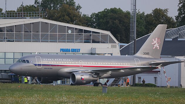 Na letišti v Praze-Kbelích přistálo letadlo s českými diplomaty, kteří se vrátili z Kábulu. Na palubě je 46 Čechů a místních spolupracovníků včetně rodin. (16. srpna 2021)