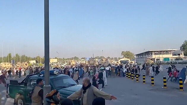 Na kábulském mezinárodním letišti se s překvapivě rychlým vítězstvím islamistického Tálibánu nad vládou opuštěnou západními spojenci nahromadily tisíce lidí, kteří chtějí uprchnout ze země. (16. srpna 2021)