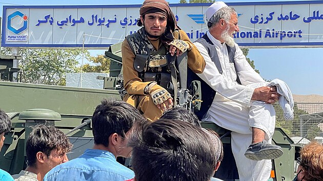 Členové Talibánu kontrolují venkovní oblast před mezinárodním letištěm Hamid Karzai. (16. srpna 2021)