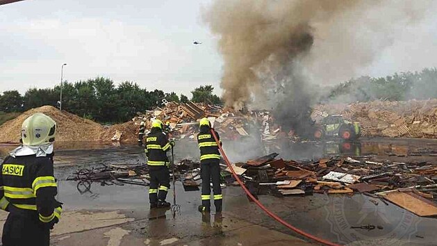 U Dražkovic hořela skládka dřevěného odpadu. Likvidace požáru trvala přes dvanáct hodin.