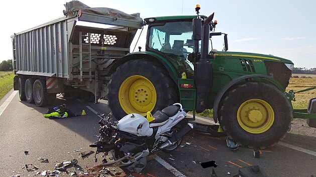 Policie hledá svědky dopravní nehody, při které se u Heřmanova Městce srazil traktor s motorkou.