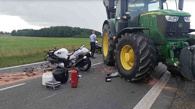 Policie hledá svědky dopravní nehody, při které se u Heřmanova Městce srazil traktor s motorkou.