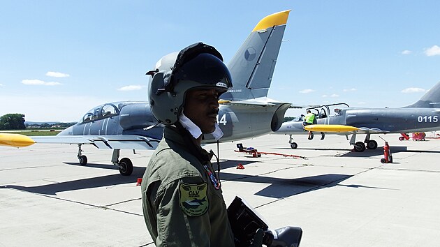 V pardubickm leteckm vcvikovm centru po roce skonil vcvik ty nigerijskch pilot na proudovm podzvukovm cvinm letounu L-39. Mezi studenty Centra leteckho vcviku (CLV), kter pat pod sttn podnik LOM Praha, byla i jedna pilotka.