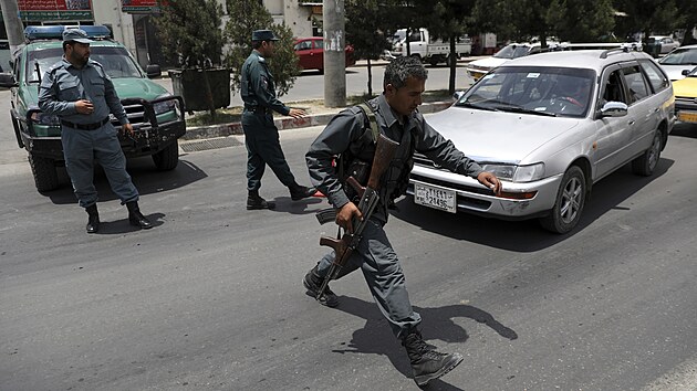 Afghnsk policie na kontrolnm stanoviti v hlavnm mst Kbulu (4. ervence 2021)