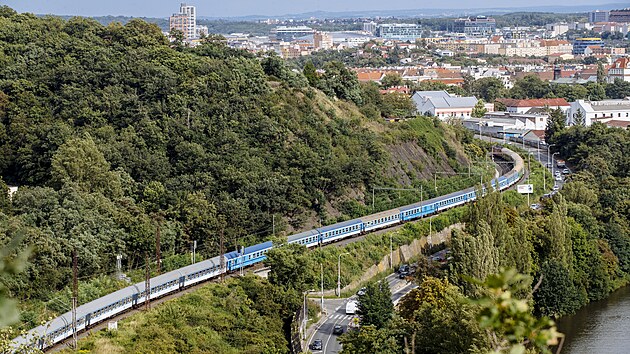 Do rumunského Banátu (Oršavy), vyjel z nádraží Praha - Holešovice jeden z nejdelších vlaků - měl osmnáct vagonů. (17.8.2021)