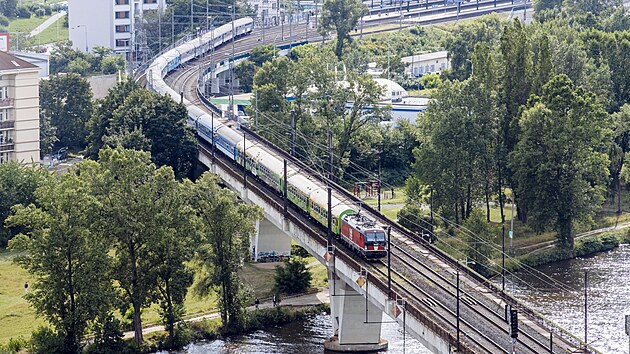 Do rumunského Banátu (Oršavy) míří jeden z nejdelších vlaků, má osmnáct vagonů. (17.8.2021)