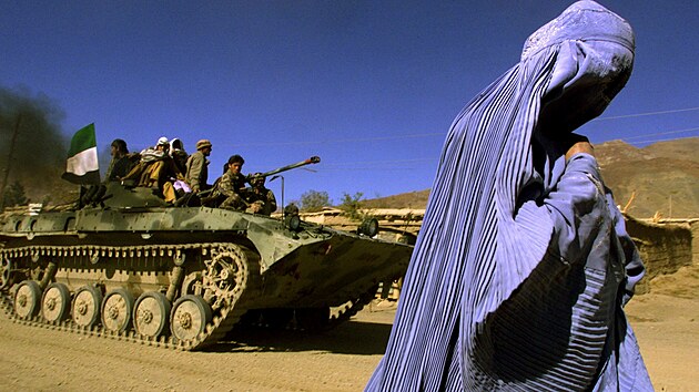 Bojovnci Severn aliance za podpory spojeneckch nlet postupuj na Kbul (4. listopadu 2001)